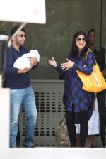 Shilpa Shetty discharged with her baby on 25th May 2012 (24).JPG